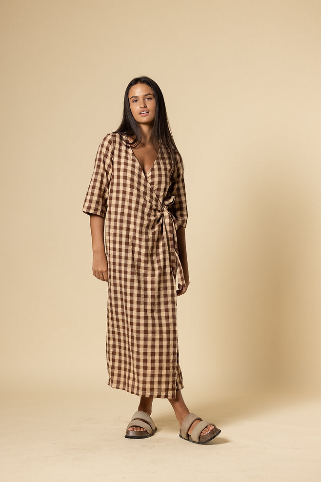 QUINN WRAP MAXI MOCHA GINGHAM