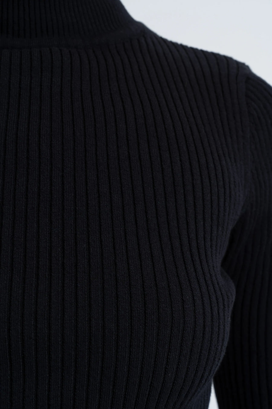 RIBBED MOCK-NECK SKIVVY IN BLACK