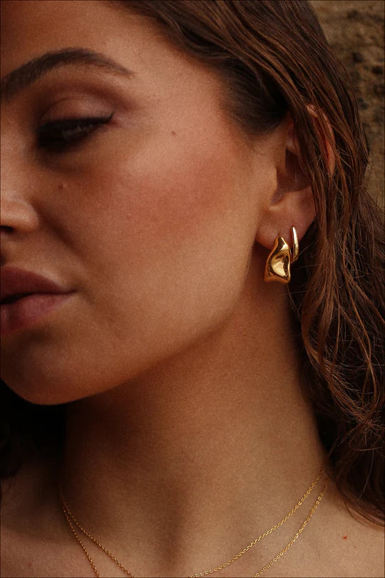HUGO EARRINGS IN GOLD
